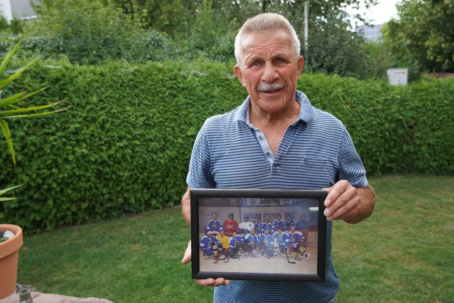 Seit über 60 Jahren ist Eugen Fetzer beim TSV Crailsheim. Neben dem Fußball gehörte auch das Eishockey mit den Mannschaftskollegen zu seinen großen Leidenschaften. ⇥