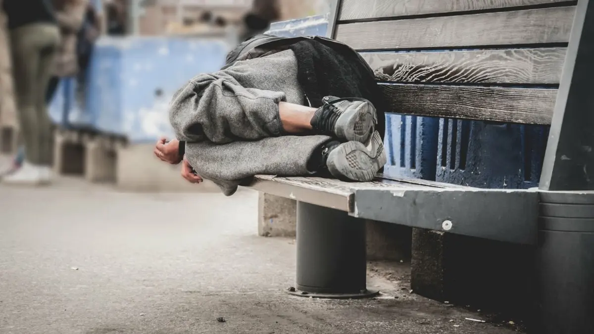 Die Gründe für Obdachlosigkeit sind vielfältig. Was dem Sozialamt der Stadt auffällt: Viele Menschen benötigen nicht nur Wohnraum, sondern auch eine anderweitige Betreuung aufgrund von Erkrankungen, Sucht oder kognitiven Einschränkungen. ⇥
Obdachloser schläft auf einer Bank, Download am 17.10.23 Reutlingen, M.Wilke, Foto: © Srdjan/adobe.stock.com