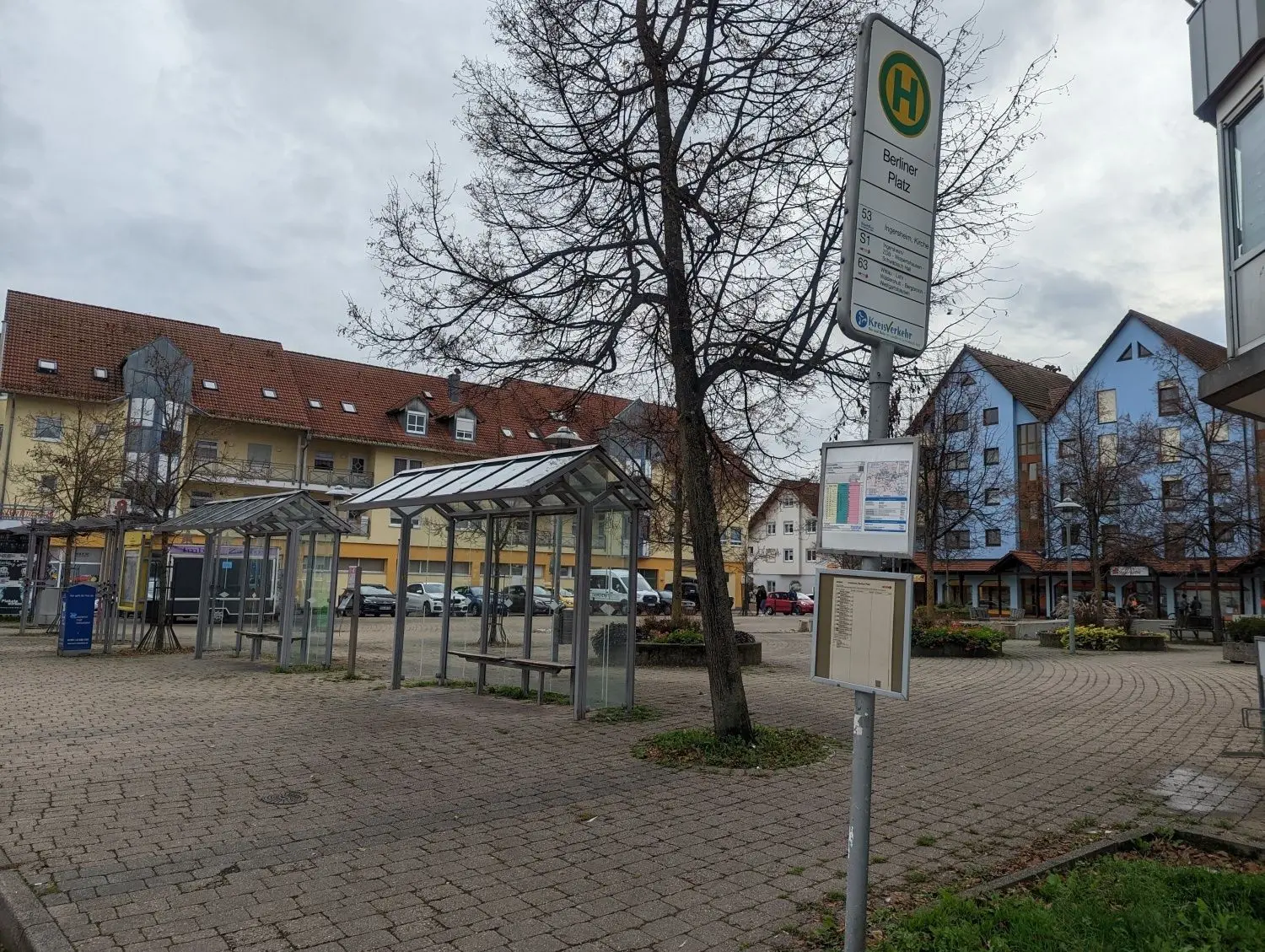Die Tat hat sich am Berliner Platz ereignet. Wo genau, darüber gehen die Angaben auseinander. Der Angeklagte sagt an einer Bushaltestelle, das Opfer will aber vor der Sparkassen-Filiale wieder zu sich gekommen sein. ⇥