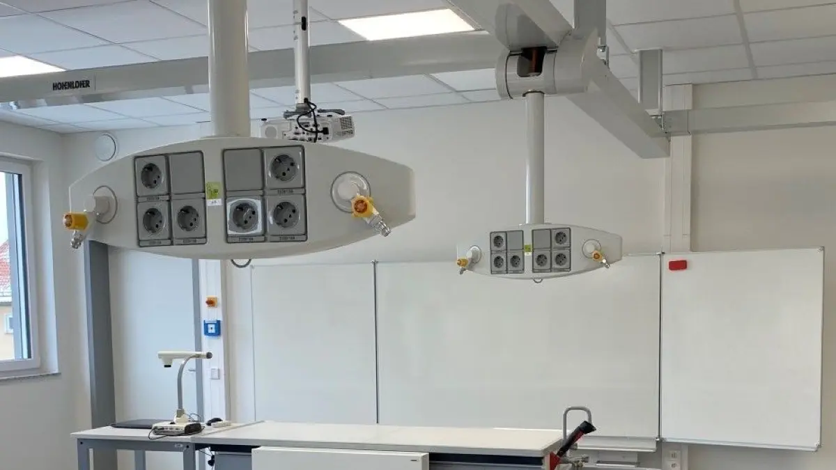 Für Versuche von Schülern kann im Chemiesaal eine Versorgungseinhait mit Steckdosen und Gas automatisch herunter gelassen werden.