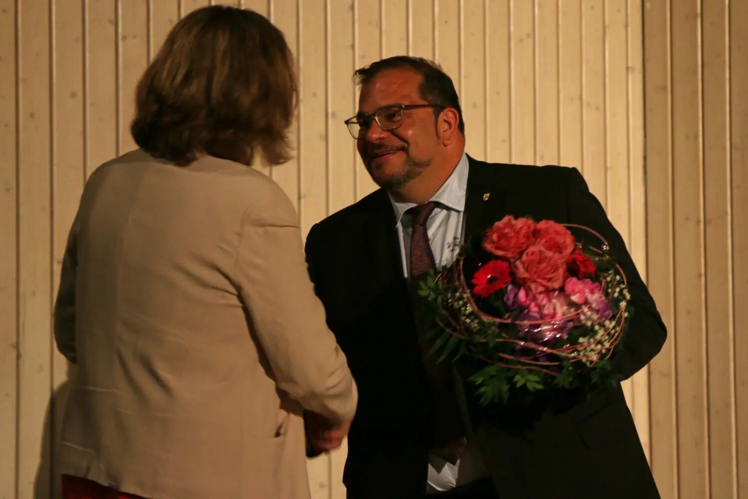 Der Langenauer Bürgermeister und stellvertretende Verbandsvorsitzende dankt Renate Bobsin für ihr Engagement bei der Vorbereitung des Festakts.⇥