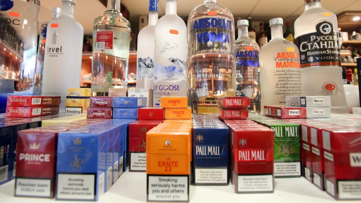 Alkohol und Tabakwaren in einem Geschäft. Wie viel ist bei der Einfuhr in die Schweiz erlaubt?
ARCHIV - In einem Geschäft auf der Hochseeinsel Helgoland (Schleswig-Holstein) werden am 17.12.2014 Tabak und Spirituosen zum Verkauf angeboten. Am 17.06.2016 veröffentlicht das Statistische Bundesamt Daten dazu, wieviel Verbraucher in Deutschland für ihr Geld bekommen - im Vergleich zu anderen EU-Staaten. Erfasst sind dabei auch die Preisunterschiede bei alkoholischen Getränken und Tabakwaren. Foto: Bodo Marks/dpa (Zu dpa "Große Unterschiede bei Nahrungsmittelpreisen in der EU") +++ dpa-Bildfunk +++