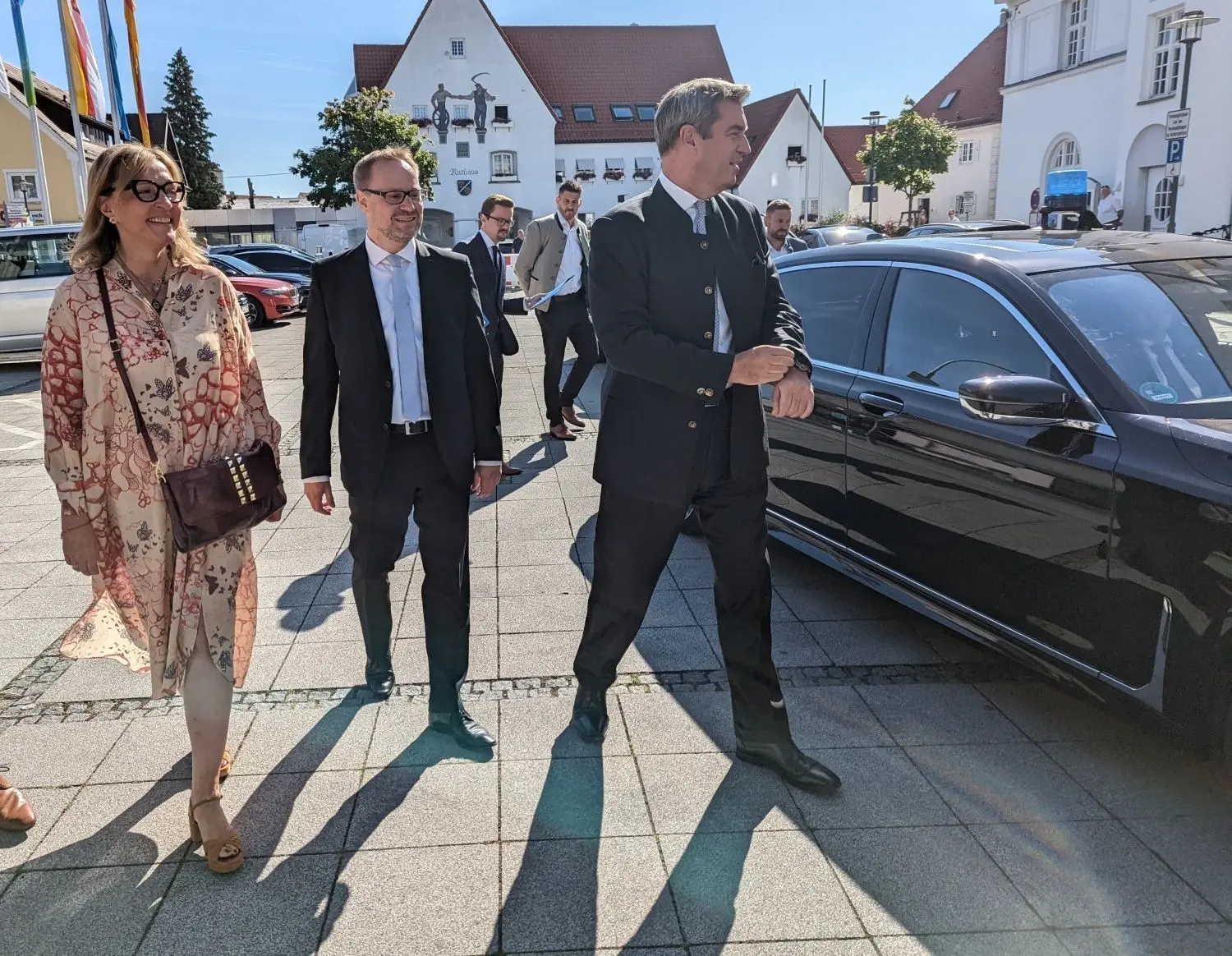 Die Landtagsabgeordnete Beate Merk und Landrat Thorsten Freudenberger nehmen den bayerischen Ministerpräsidenten Markus Söder (rechts) in Empfang.