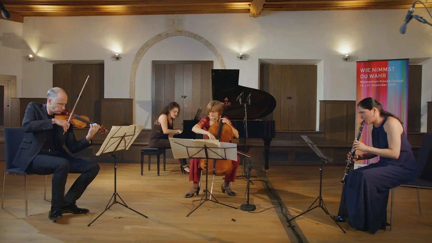 Ein Konzert im Renaissance-Saal des Fuggerschlosses – aber ohne Publikum. Per Livestream überträgt das Festival „Weissenhorn Klassik“ die Konzerte. Florian Donderer (Violine), Kiveli Dörken (Klavier), Tanja Tetzlaff (Violoncello) und Sharon Kam (Klarinette) spielen Olivier Messiaens „Quartett für das Ende der Zeit“.