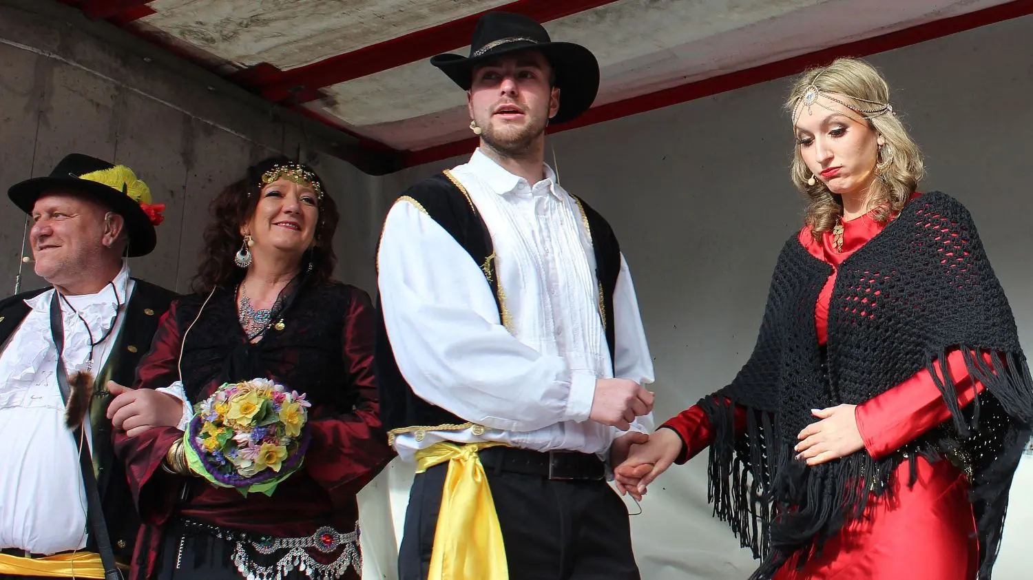 Reiche Nachkommenschaft wünschten die Gratulanten dem Fasneetsspiel-Traumpaar „Tanja von der Aperolspur“ (Tanja Dengel) und „Erik 1a vom Promilleweg“ (Erik Ruhl). Wie aber soll man da den prüfenden Griff der Braut zum Bauch deuten?