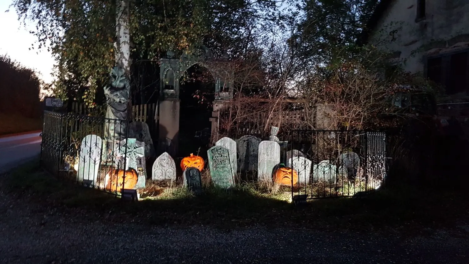 Der Friedhof der Untoten in der Einfahrt des Gruselhauses.