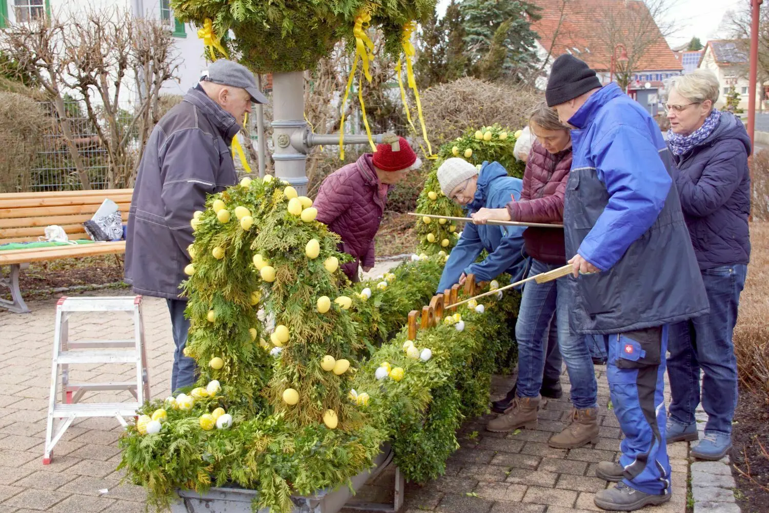 Die Frauengemeinschaft Heinstetten hat wieder einen Osterbrunnen vor der Kirche St. Agatha aufgebaut.⇥