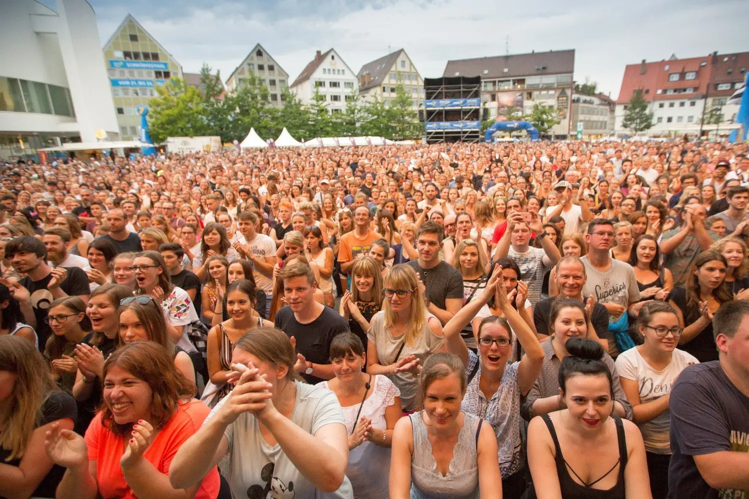 Ab geht die Party: Mehr als 3500 Fans feiern Liedermacher Philipp Poisel auf dem Münsterplatz.⇥