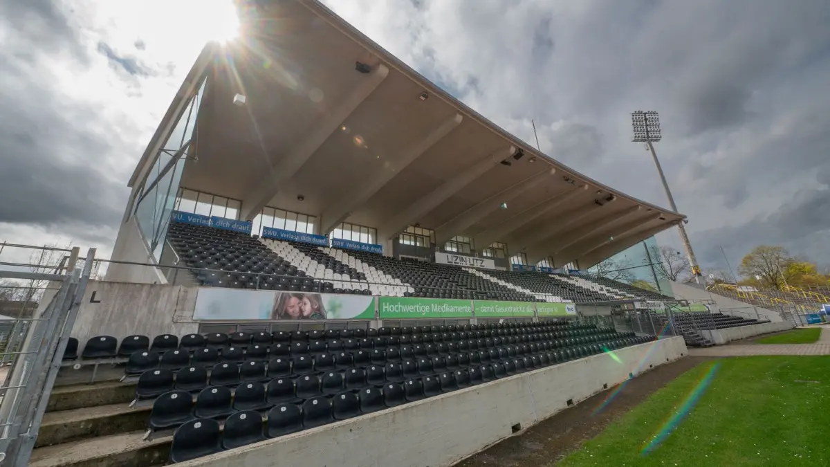 Nach dem Aufstieg in die 3. Liga wurde das Donaustadion für die Fußballer des SSV Ulm 1846 aufwendig ertüchtigt. Im OB-Wahlkampf bringen die Kandidaten um den amtierenden Oberbürgermeister Gunter Czisch, Martin Ansbacher und Lena Schwelling nun den Standort am Ulmer Messegelände als Favorit für eine neue Fußball-Arena ins Spiel.
Ulm SSV Fußball, Ist das Donaustadion bereit für den Aufstieg?
