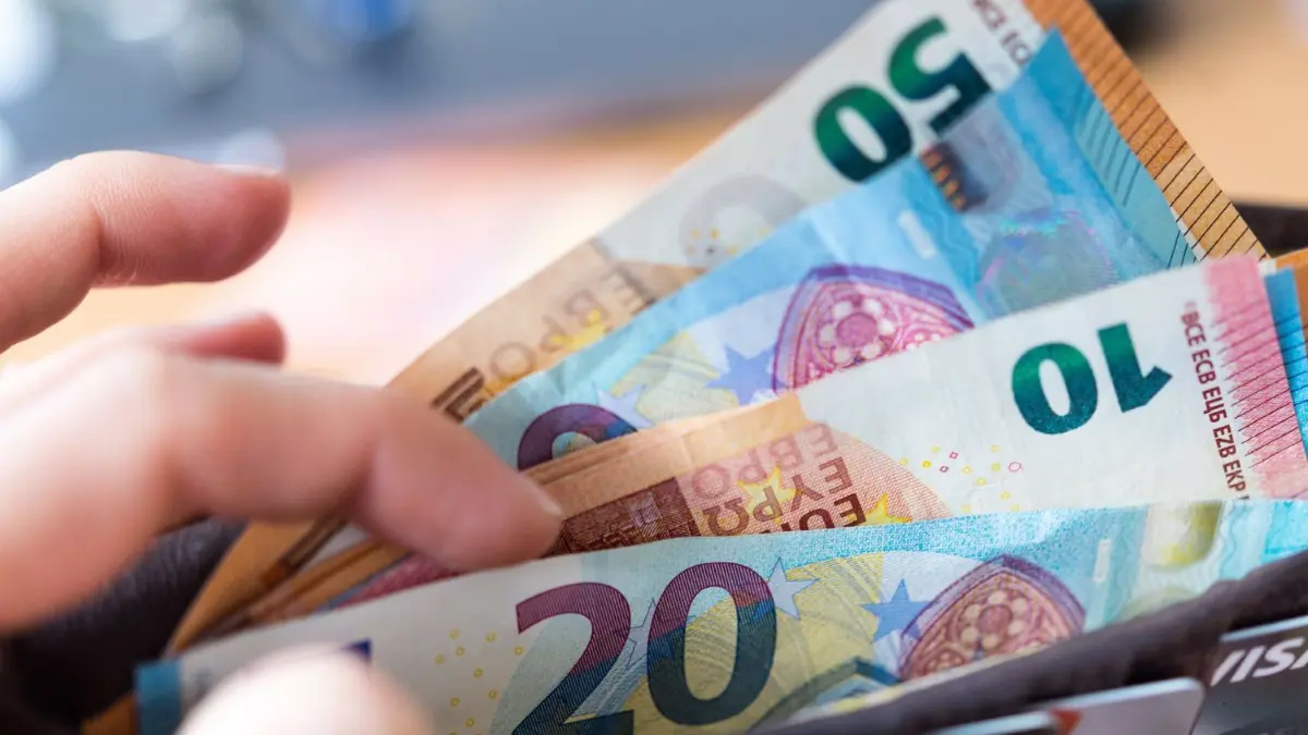 Mit dem Angriffskrieg Russlands auf die Ukraine stiegen in Europa die Preise. Wo war die Inflation am höchsten in der EU und wo am niedrigsten? Die EU-Inflationsraten im Ranking.
ARCHIV - 04.12.2018, Sachsen, Dresden: Eine Frau hält eine Geldbörse mit Banknoten in der Hand. In einer Umfrage für das Vergleichsportal Verivox antworteten gut 53 Prozent der 1017 Befragten, sie würden einen Einkauf im Wert von 20 Euro an der Ladenkasse außerhalb Deutschlands gewöhnlich mit Schein und Münze bezahlen. In der Heimat hingegen nutzt demnach mittlerweile die Mehrheit auch bei solchen kleineren Beträgen eine Karte (rund 52 Prozent), gut 43 Prozent bevorzugen Bargeld. (ZU dpa: «Umfrage: Mehrheit bezahlt kleinere Beträge im Ausland bar») Foto: Monika Skolimowska/dpa-Zentralbild/dpa +++ dpa-Bildfunk +++