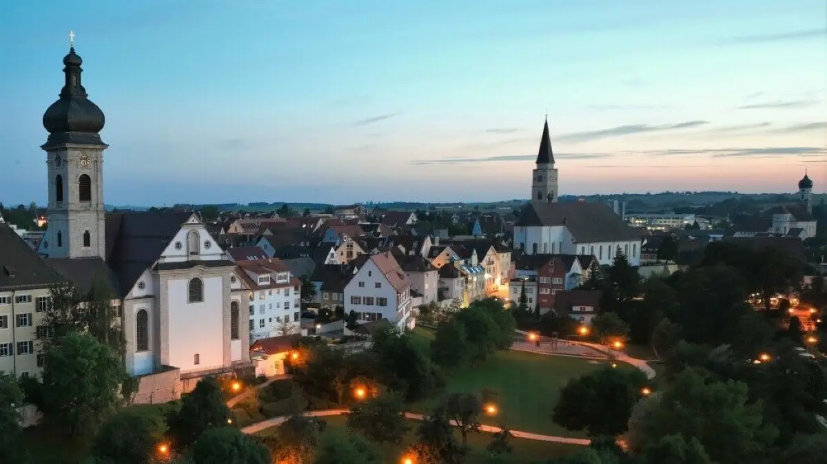 Kirchen und Denkmäler sind auch in Ehingen seit Anfang September nicht mehr angestrahlt, wie sich auf diesem Bild zeigt: Die Liebfrauenkirche bleibt dunkel in der Dämmerung.