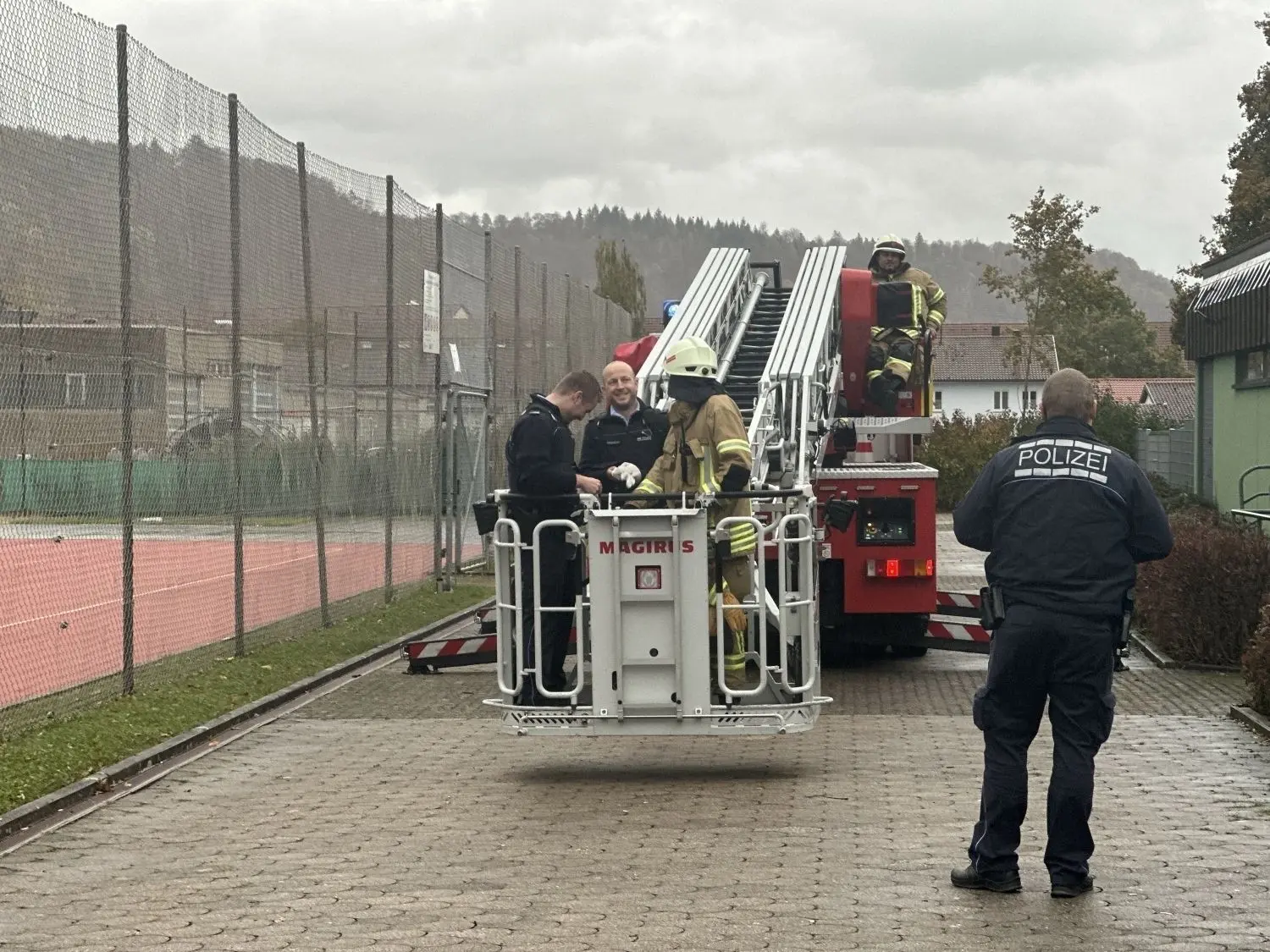Rauch auf dem Dach der Kreissporthalle.