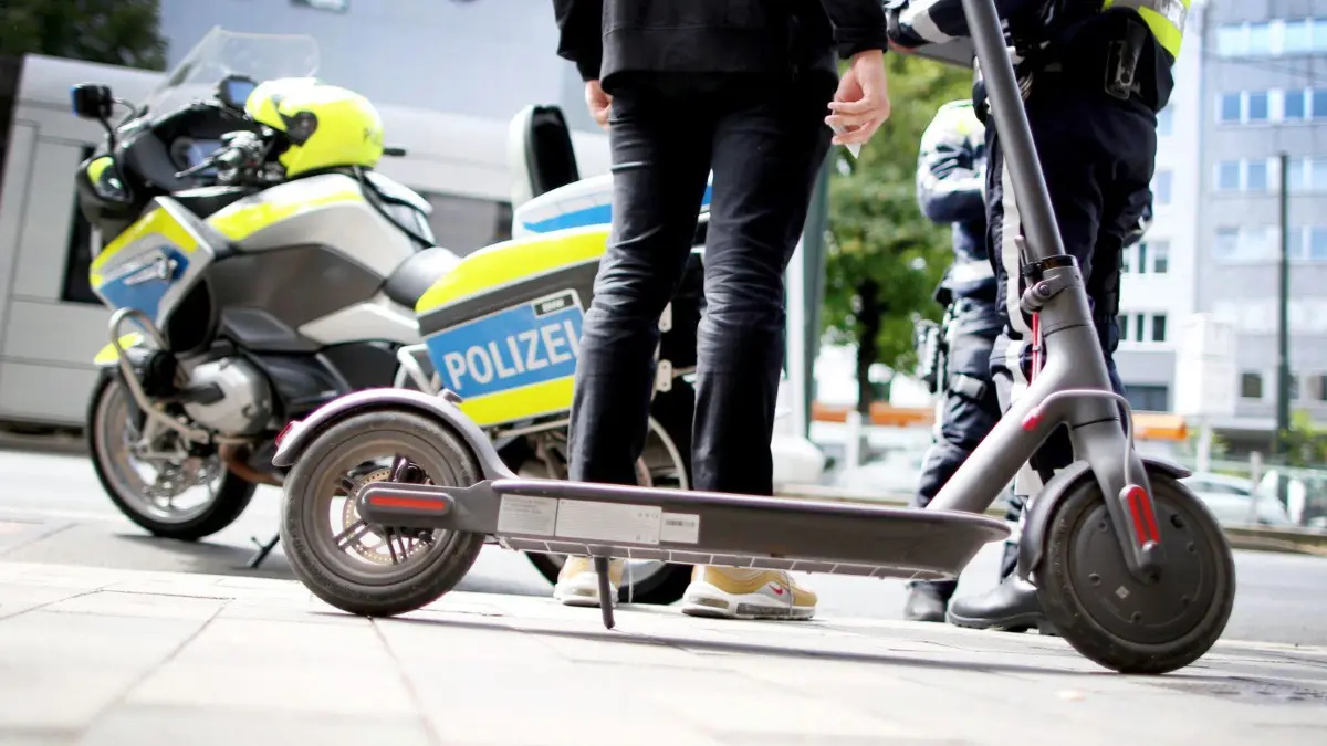 Der Unfall ereignete sich in der Hauptstraße in Stimpfach.
ARCHIV - 19.07.2019, Nordrhein-Westfalen, Düsseldorf: Polizisten kontrollieren in der Innenstadt von Düsseldorf einen E-Scooter-Fahrer. Viele E-Roller-Fahrer riskieren in Nordrhein-Westfalen ihren Führerschein, weil sie angetrunken fahren. Allein in der größten NRW-Stadt Köln wurden zwischen Mitte Juni und Ende November vergangenen Jahres 111 Fahrer von E-Scootern derart alkoholisiert erwischt, dass sie sich im Bereich einer Straftat befanden - etwa mit mehr als 1,1 Promille Alkohol oder sichtbaren Ausfallerscheinungen. Damit droht ihnen grundsätzlich der Führerscheinentzug, berichtete die Polizei auf Anfrage. Foto: Martin Gerten/dpa +++ dpa-Bildfunk +++