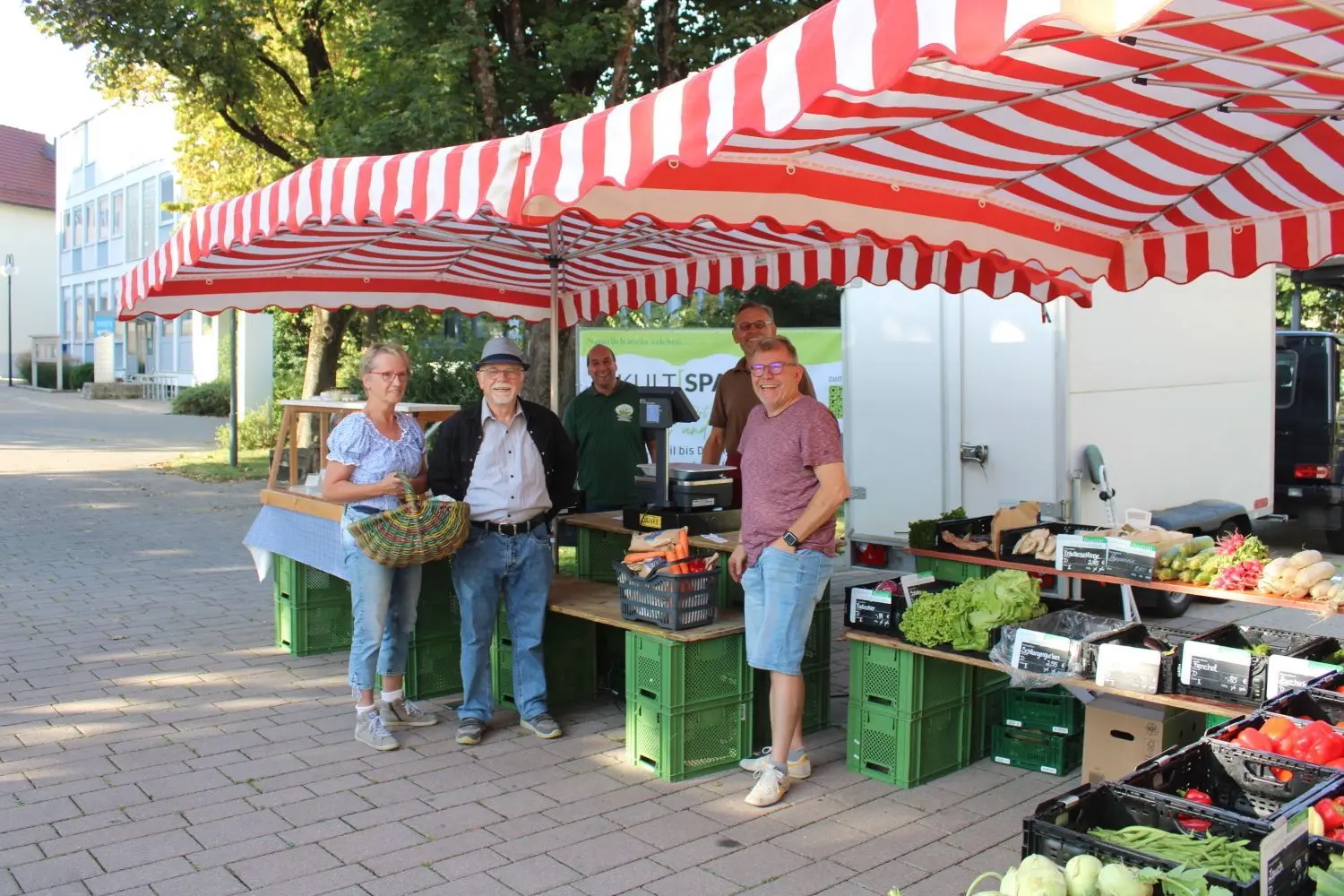 Beim Wocheneinkauf getroffen: Bürgermeister Mike Münzing (rechts) sowie Birgit und Waldemar Hartwig. ⇥