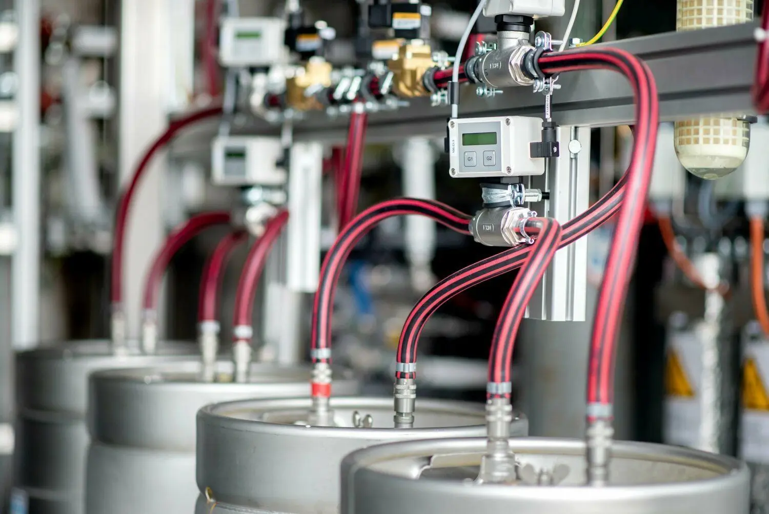 In einem Elektrolyseurs wird mithilfe von Strom Wasser in Wasserstoff und Sauerstoff aufgetrennt. Sinnvoll im Sinne des Klimaschutzes ist das aber nur, wenn dafür Strom aus erneuerbaren Energien verwendet wird.