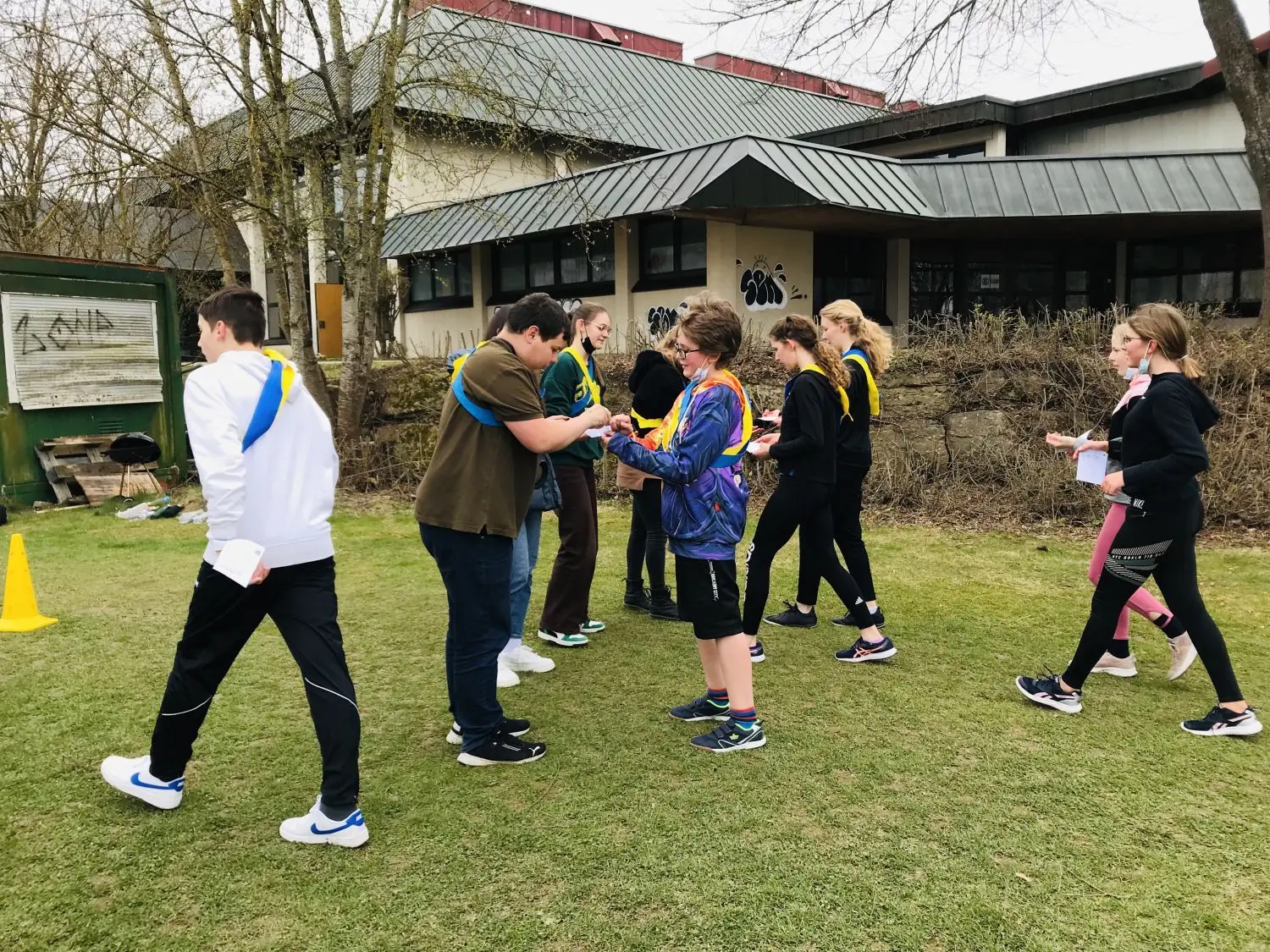 Die Klasse 8a beim Abstempeln der Runden.