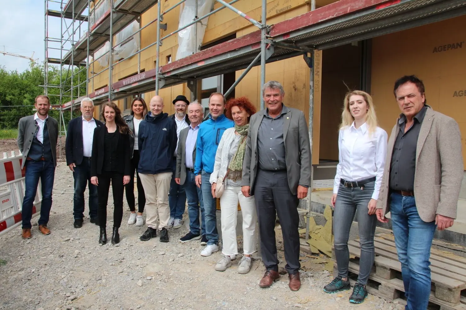 Bei der Baustellenbesichtigung verschaffen sich Vertreter der Verwaltung, der Planungsbüros sowie Stadt- und Ortschaftsräte einen Eindruck vom Bauprojekt Heckenbühl.⇥