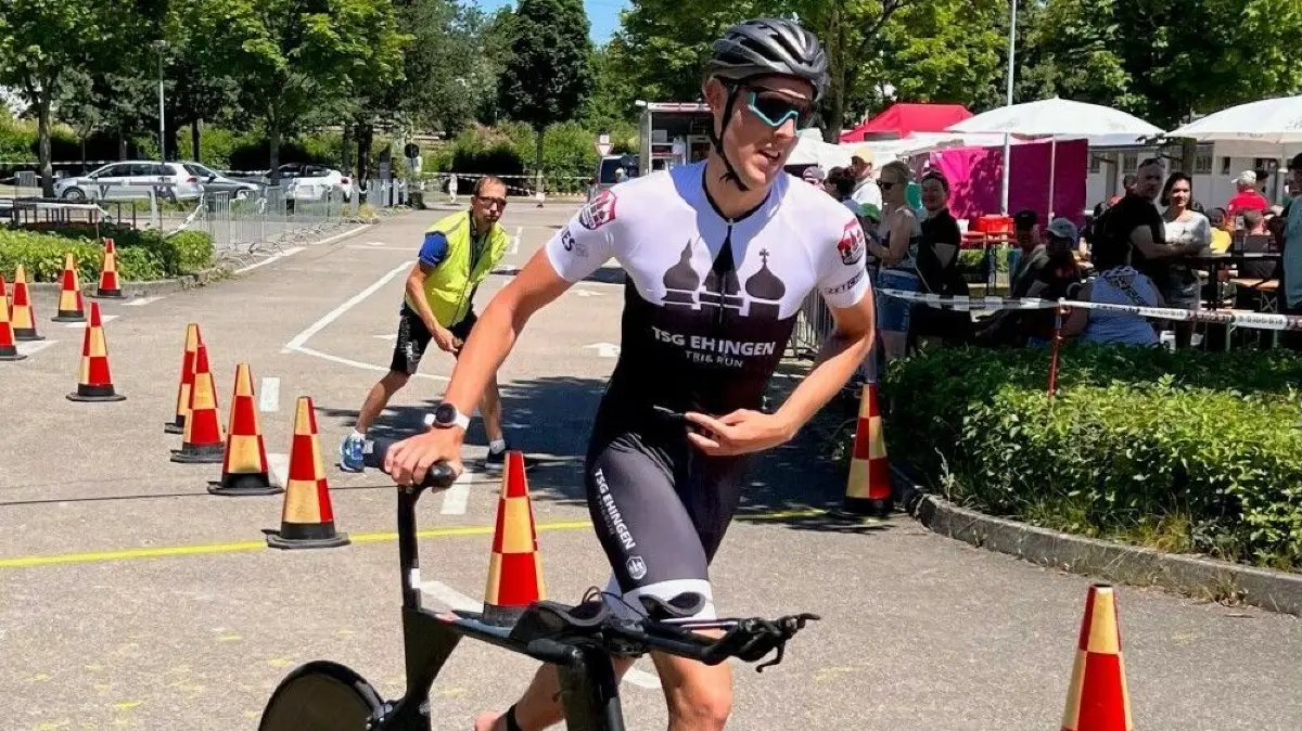Manuel Volz von der TSG Ehingen hat sich beim Triathlon in Erbach den Sieg über die Sprintdistanz gesichert.
