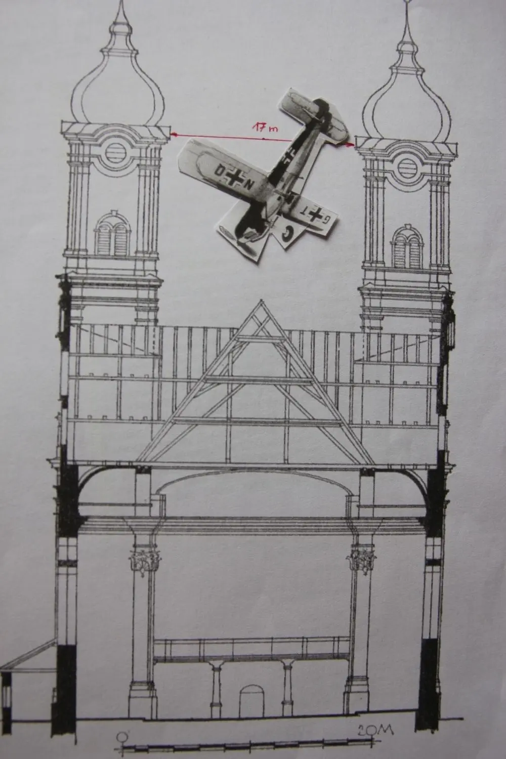 Wenig Platz, sehr wenig: Die Skizze aus dem Roggenburger Gemeindearchiv zeigt, wie gefährlich der Flug von Alfons Kössinger durch die Klostertürme war. ⇥