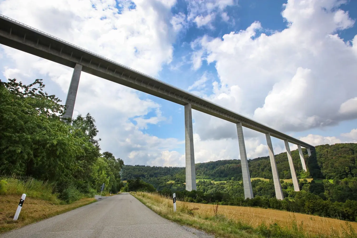 Ein höchst beeindruckendes Bauwerk ist die Kochertalbrücke immer noch. Ihre wahre Größe und ihre Dimension werden besonders dann wahrgenommen, wenn man von unten auf den 185 Meter über einem liegenden Brückenkörper blickt.⇥