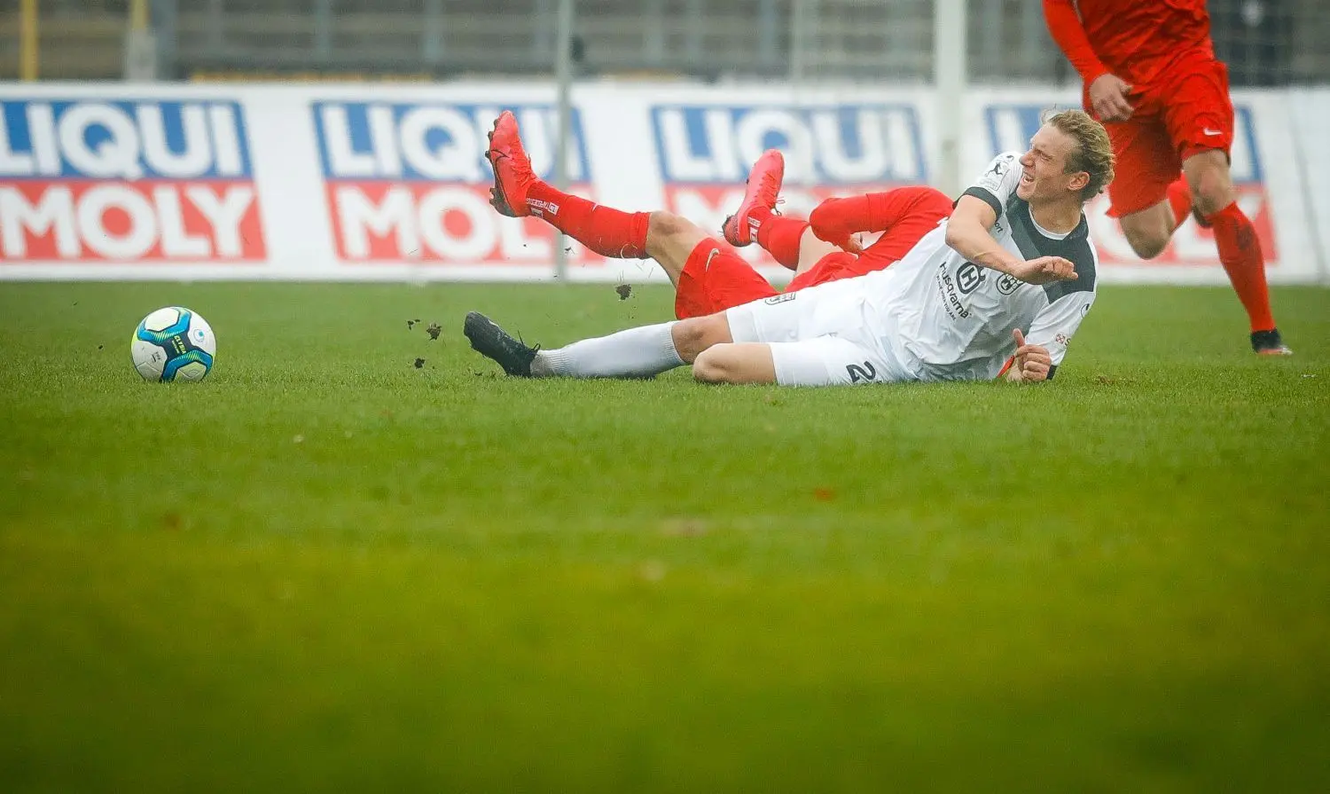 Einsatz gefragt: Vinko Sapina (in weiß) vom SSV Ulm 1846 Fußball wird in dieser Szene vom Kasseler Gegenspieler umgegrätscht. ⇥