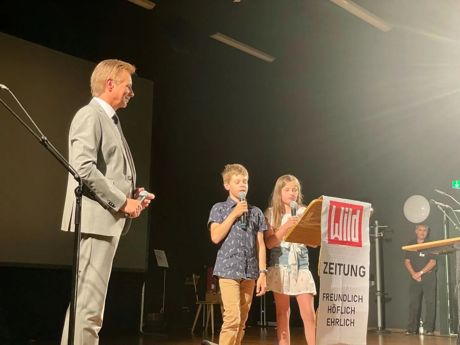 Interview der "Wild"-Zeitung mit Wolfgang Class. Das Ganze ist ein amüsanter Beitrag der Grundschule zum Festakt. In acht oder 16 Jahren, so die jungen Reporter, soll auch Bürgermeisterin Petra Weber um ein Gespräch gebeten werden.