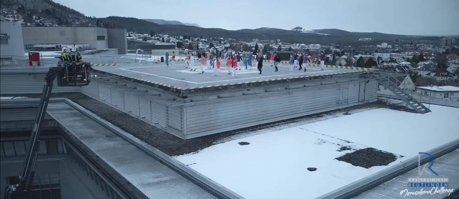 Für die Jerusalema Dance Challenge wurde auch auf dem Hubschrauberlandeplatz des Reutlinger Kreisklinikums getanzt und gedreht.