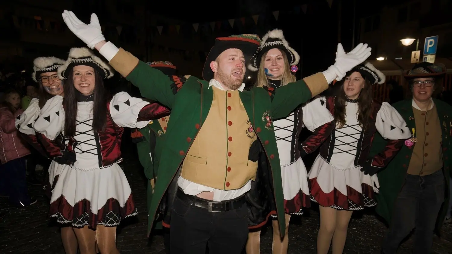 Auch der Narrenzunft Gruol hat es beim Nachtumzug in Rangendingen sichtlich gefallen. Narri-Narro!⇥