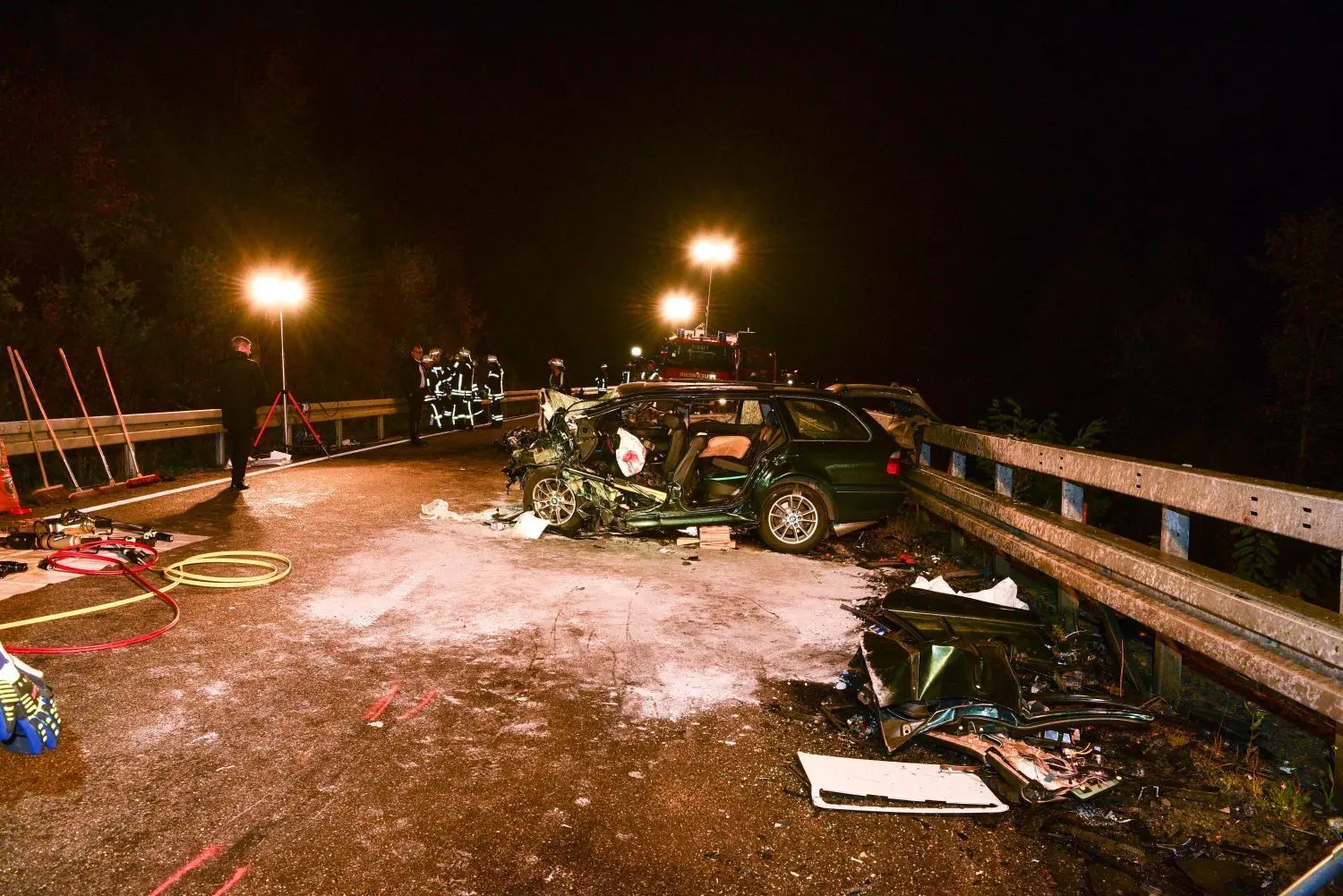 Bei einem schweren Unfall in Nagold im Kreis Calw sind in der Nacht zu Sonntag zwei Menschen gestorben.