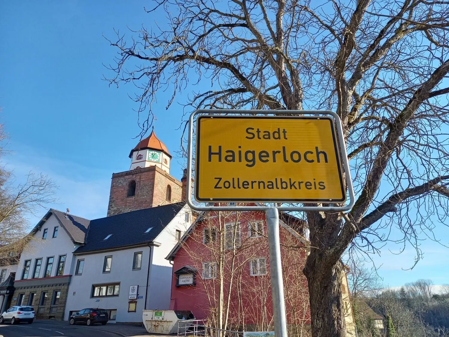 Am Beispiel der Stadt Haigerloch zeigt sich, wie dringend der Landkreis Unterkünfte für die vorläufige Unterbringung (VU) von Asylbewerbern und Geflüchteten sucht. Der Pachtvertrag für das ehemalige „Gästehaus“ (mit der roten Fassade) am Römerturm ist geschlossen, die Umbauarbeiten sind im Gange. Es wurden also Fakten geschaffen, bevor der Gemeinderat sich dazu äußern konnte.