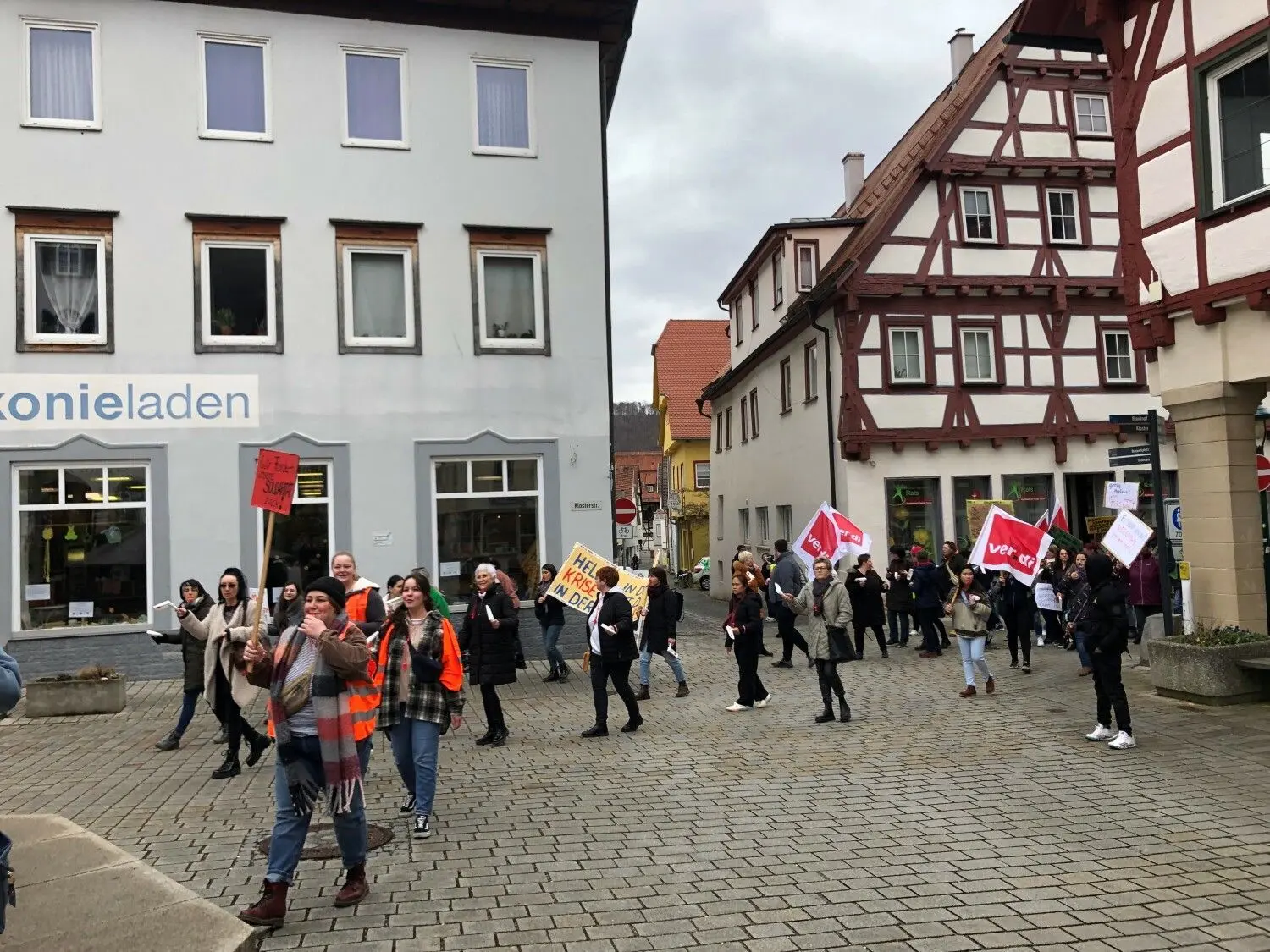 Beschäftigte der ADK GmbH für Gesundheit und Soziales auf ihrem Demonstrationszug durch Blaubeuren – hier vor dem Rathaus.⇥