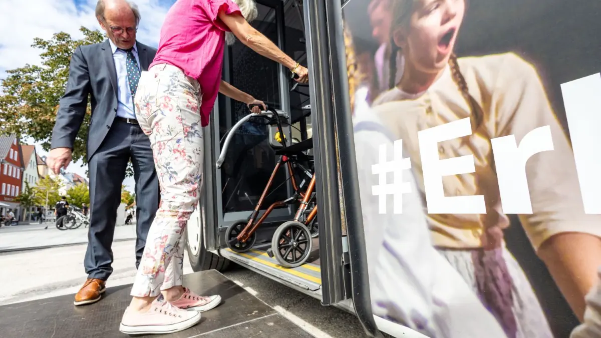 Beim Weltalzheimertag wurde gezeigt, wie man mit Rollator in den Bus ein- und dann auch wieder aussteigt. ⇥