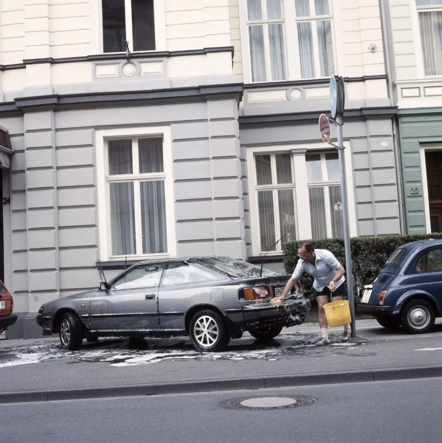 Die Leidenschaft fürs Autowaschen verband West mit Ost, nur die Modelle variierten.