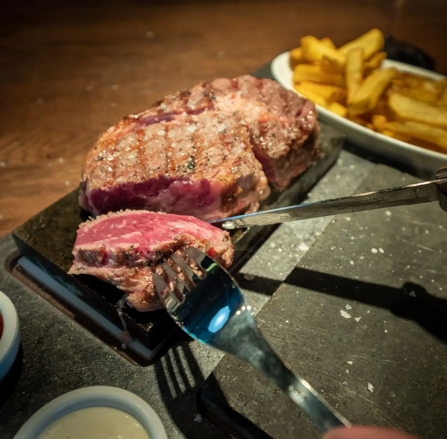 Das Besondere im Abacco's: der heiße Stein, auf dem das Fleisch serviert wird. Jeder kann sein Fleisch genauso fertig garen, wie er es gerne möchte.