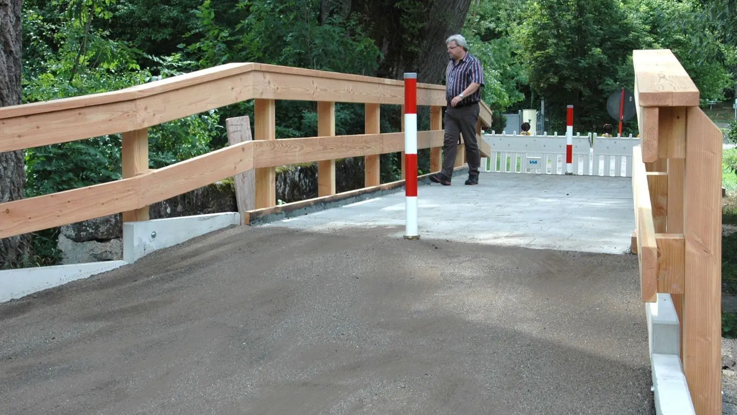 Matthias Kästle vom Tiefbauamt der Stadt Hechingen zeigt sich sehr zufrieden mit der neuen Zimmerbachbrücke. Und er betont: „Die Poller eingangs der Brücke bleiben stehen, um keine Durchfahrt für Autos und andere größere Fahrzeuge zu ermöglichen“.⇥