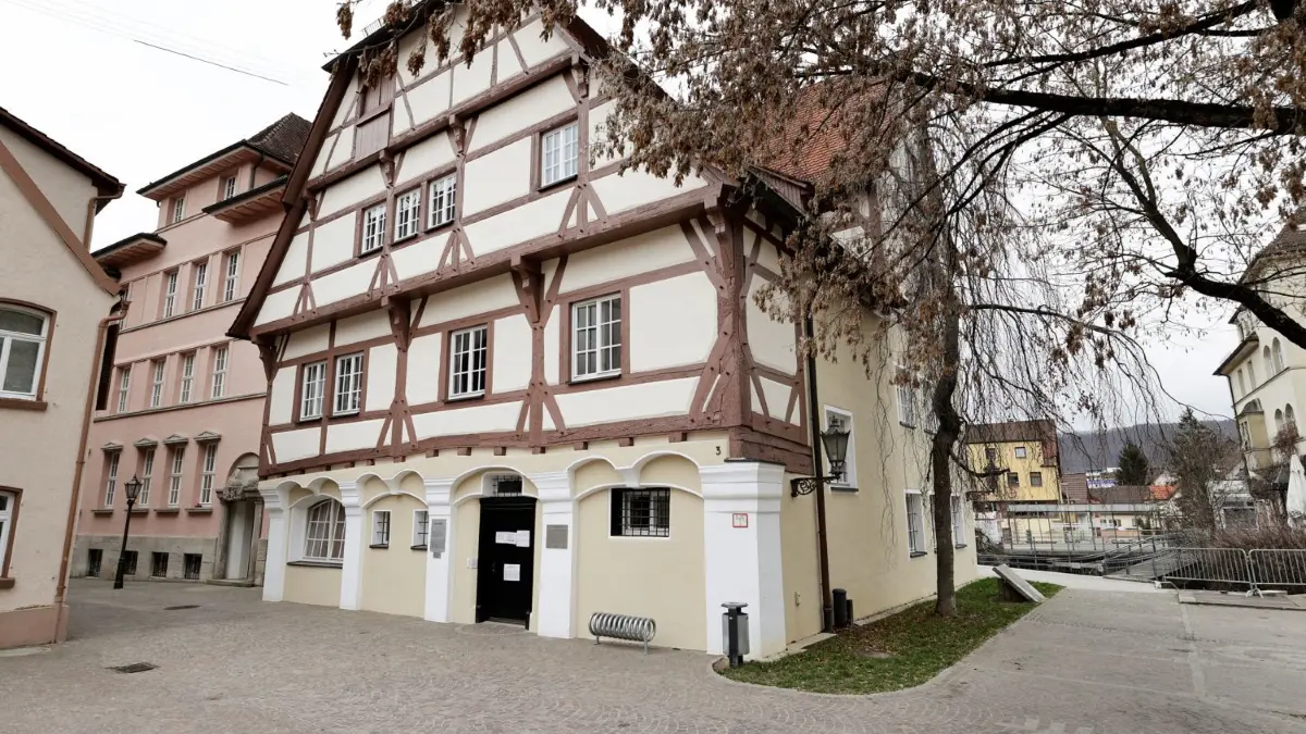 Das Geislinger Ordnungsamt und seine Mitarbeiter bleiben weiter im Schubarthaus am Schlossplatz. ⇥
Schubartpfad, oder Schubartrundweg in Geislingen. Das Bild zeigt das Schubarthaus welches im 15. Jahrhundert erbaut wurde und in dem sich das Geislinger Ordnungsamt befindet. In diesem Haus gründete der deutsche Dichter und Journalist Christian Friedrich Daniel Schubart seinen Hausstand und wohnet hier von 1763 bis 1769.