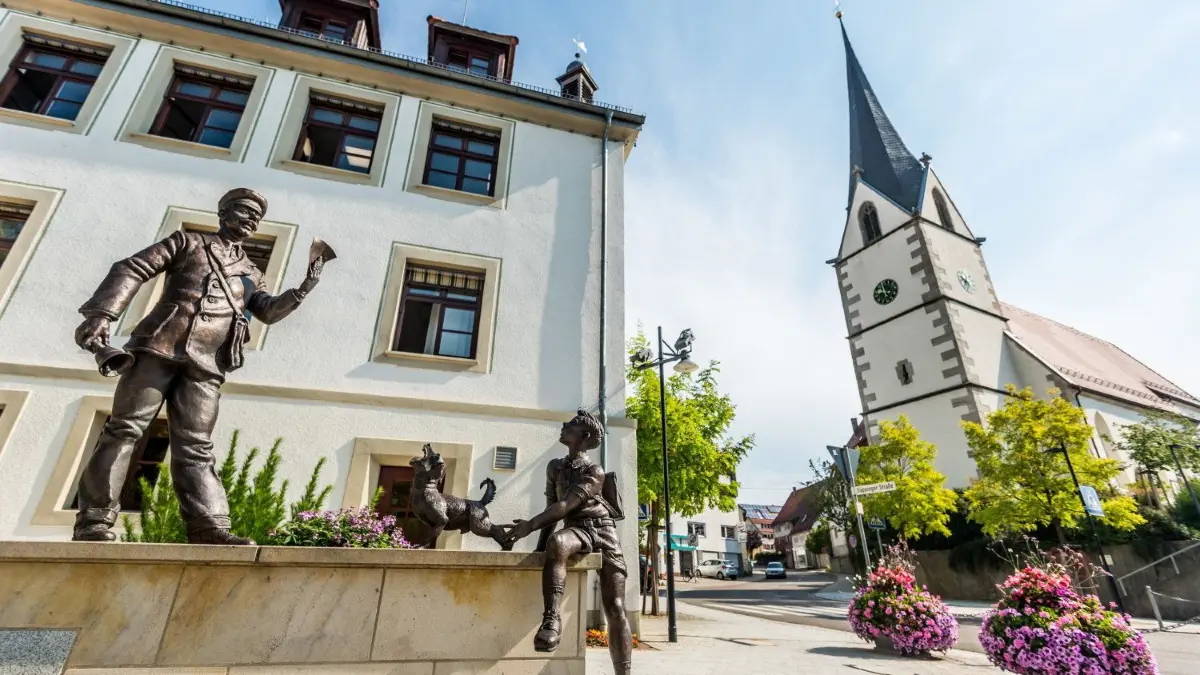 Rund um das Rathaus von Schlierbach macht sich der Frühling an Blumen und Bäumen bemerkbar. Im Innern des Gebäudes schiebt die Verwaltung seit über einem Jahr viele Überstunden, um der Corona-Pandemie die Stirn zu bieten.⇥
Schmuck Wechselfoto Schlierbach Rathaus und ev. Kirche