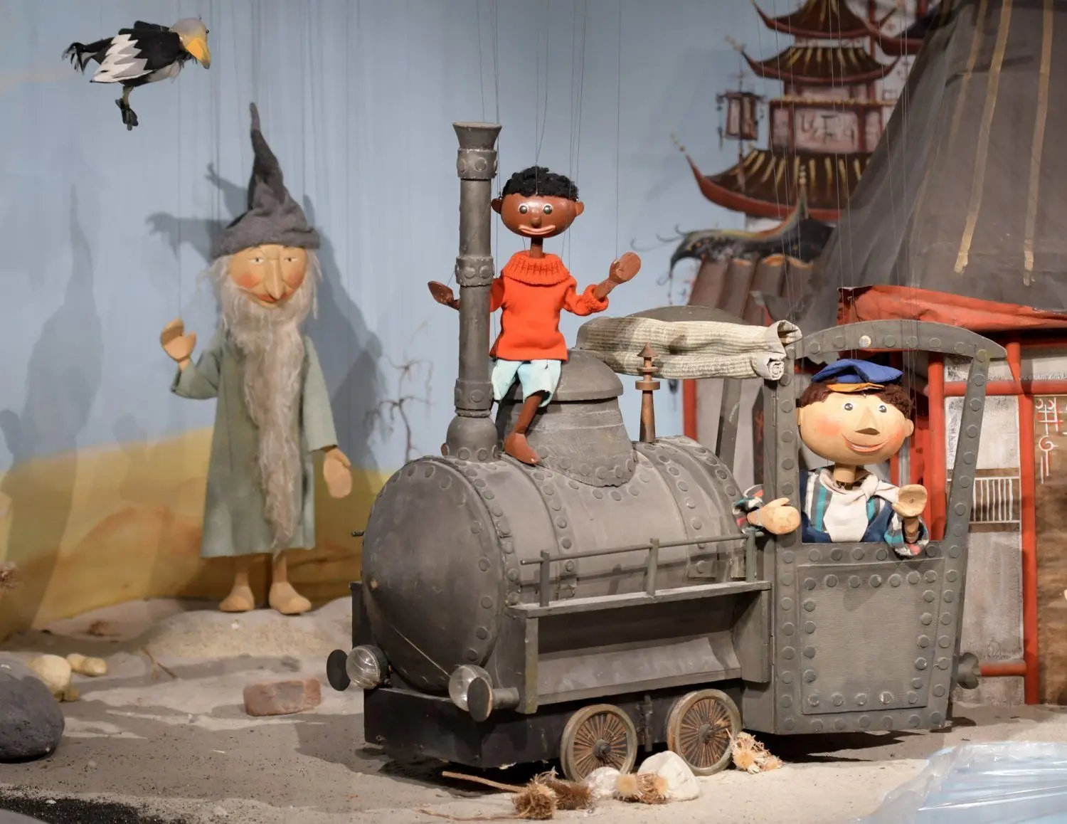Die Geschichte von Jim Knopf und Lukas dem Lokomotivführer gehört zu den Klassikern der Augsburger Puppenkiste – 1961 wurde dieses Marionettentheater nach Michael Ende als erste deutsche Fernsehserie ausgestrahlt.