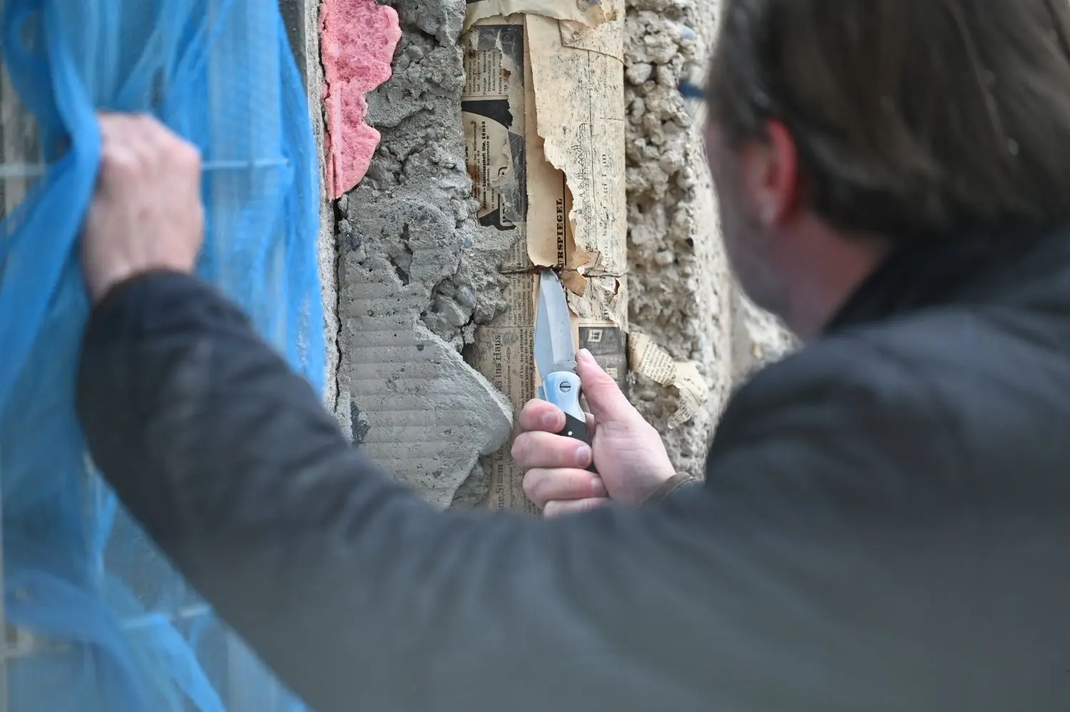 Neugierig auf die Rückseite? Dann muss das Messer her, um die Zeitung aus der Drahthalterung zu lösen.