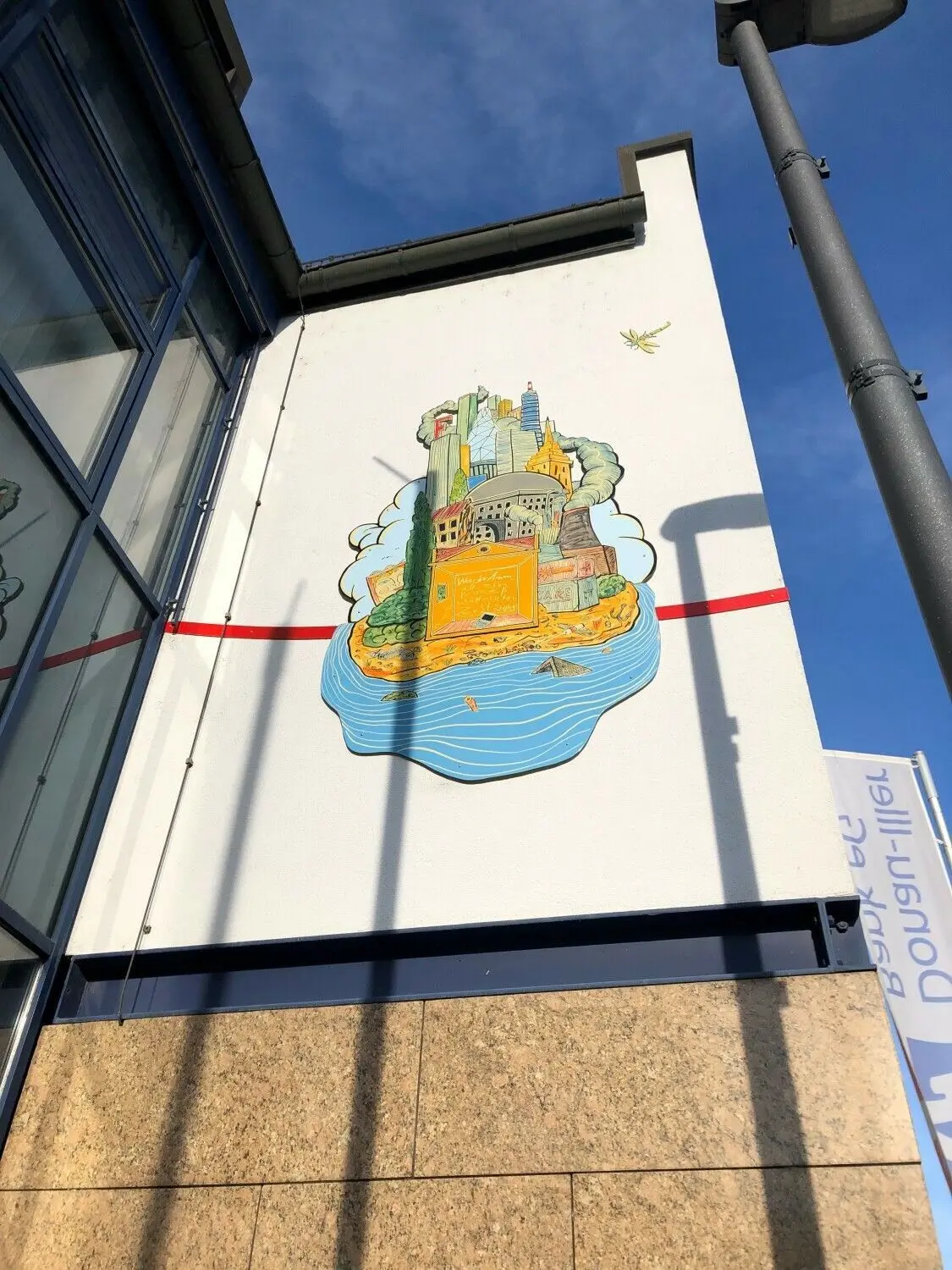 Der Objektkünstler Moritz Götze hat sich mit unterschiedlichen Motiven auf den Hauswänden verewigt.
