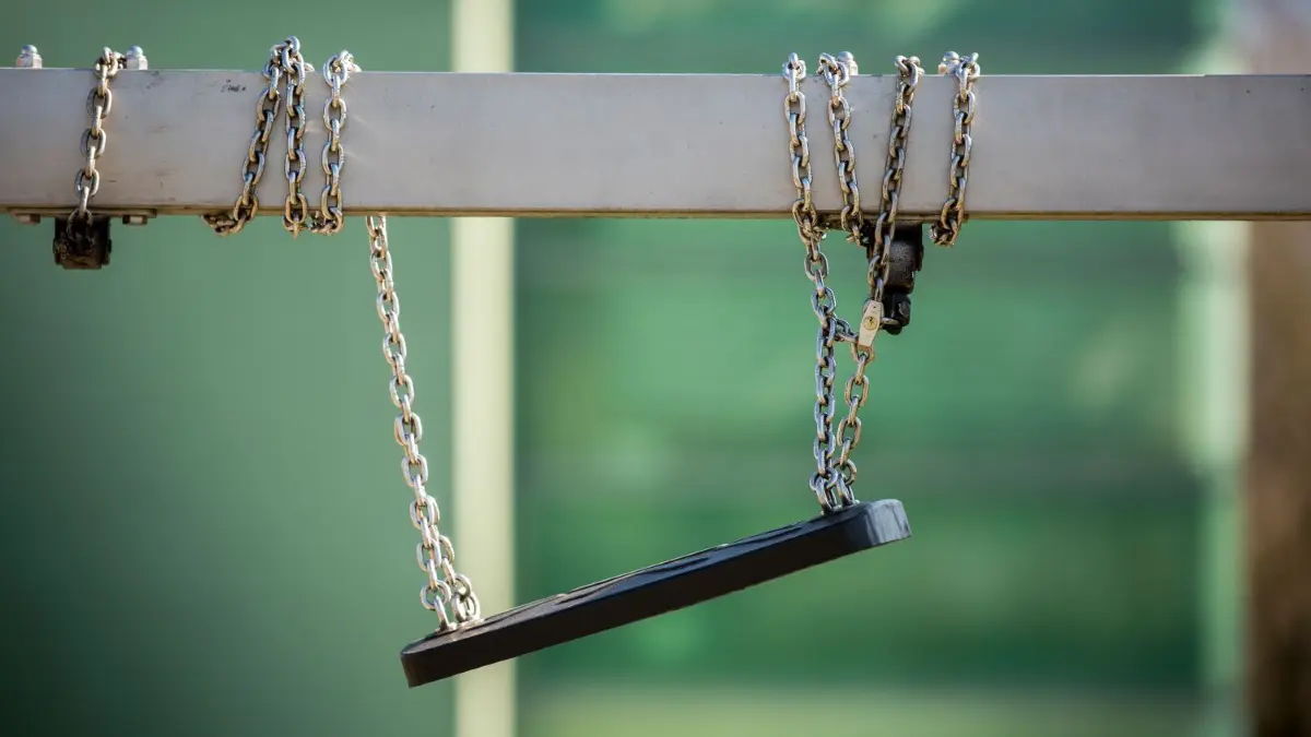 Die Spielplätze in der Stadt sind gesperrt: So müssen sich die Familien weitgehend drinnen beschäftigen.
Symbolbild Spielplatz gesperrt. Familien in der Coronakrise