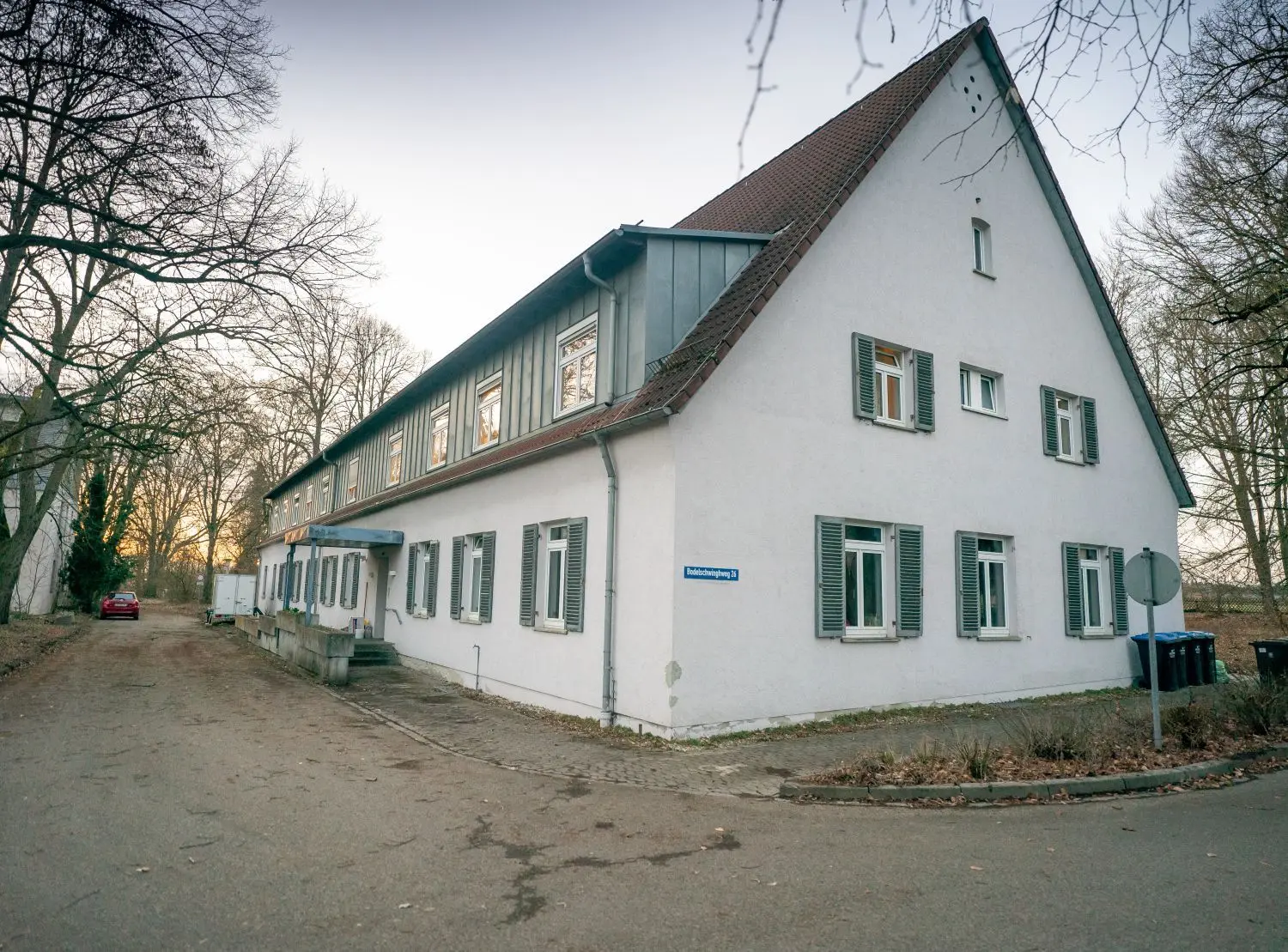 Hat ein richtiges Straßenschild mit Nummer 26 bekommen: In diesem Haus leben zurzeit ukrainische Flüchtlinge.