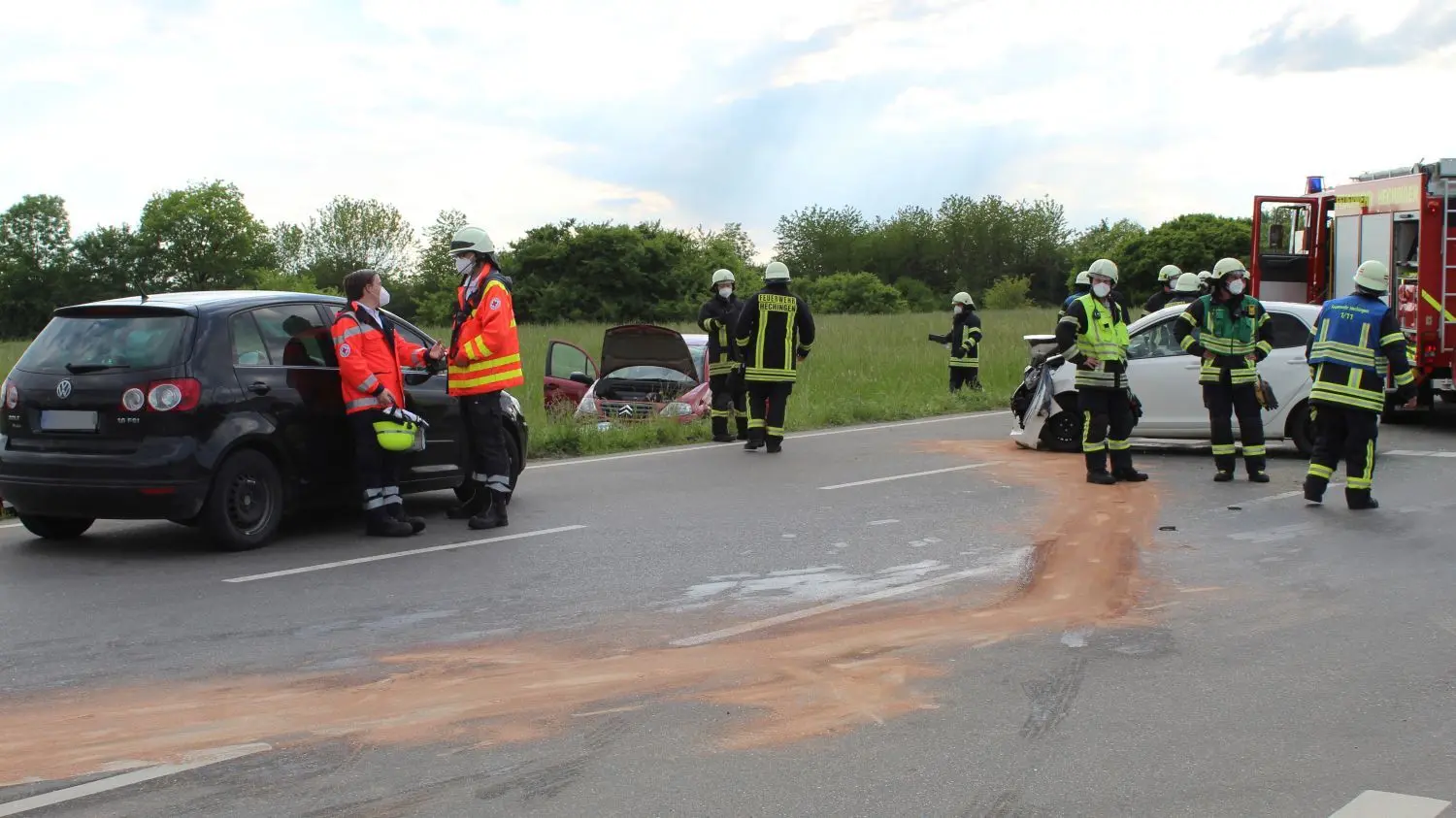 Zum Schluss wartete die Feuerwehr auf den Abschleppwagen, die Polizisten rekonstruierten den Unfallhergang.