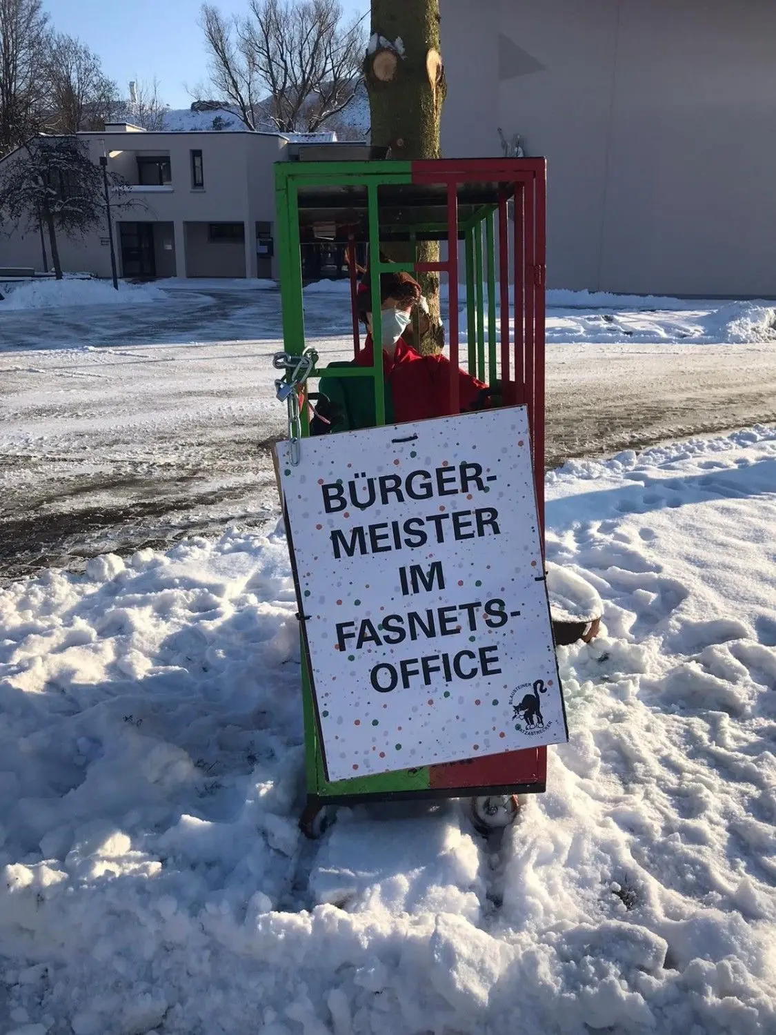 Den Blausteiner Katzastrecker steckten den Schultes einfach in ein Fasnets-Office. ⇥Foto: Privat