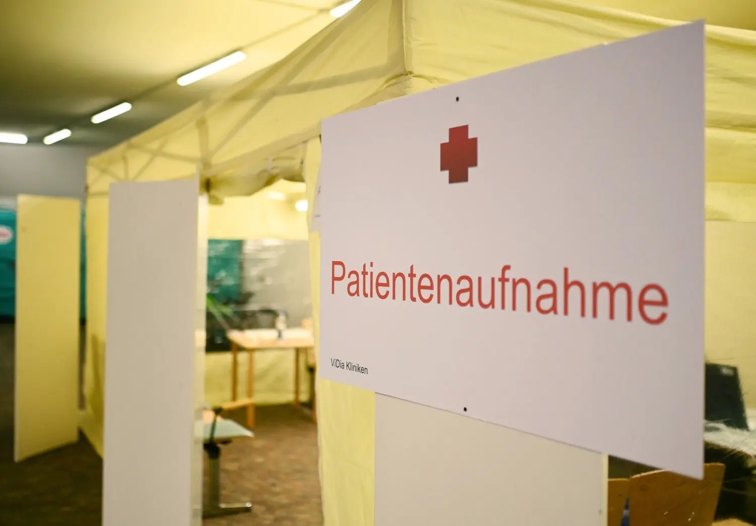 An der Notaufnahme der Karlsruher Vincentius-Klinik in der Südendstraße ist ein Empfangszelt aufgebaut. Dort sollen nach Angaben einer Sprecherin alle Patienten, die mit Fieber und grippeähnlichen Symptomen ankommen, aufgenommen werden.