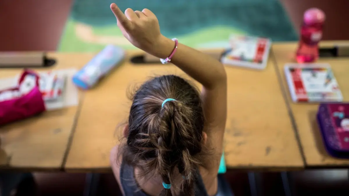 Der erste Schultag im neuen Schuljahr 2019/20 ist dieses Jahr kein Montag, sondern ein Mittwoch.
Eine Grundschülerin hebt am 28.08.2017 in Stabio (Schweiz) am ersten Schultag des Schuljahres 2017/18 im Unterricht ihre Hand. Foto: Davide Agosta//dpa +++(c) dpa - Bildfunk+++