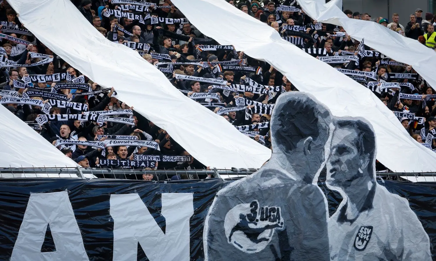 Das Topspiel der 3. Liga zwischen dem SSV Ulm 1846 Fußball und der SG Dynamo Dresden war im Oktober ausverkauft. Die Spatzen-Fans haben sich für das Spiel eine Choreografie ausgedacht. Sie zeigt SSV-Legende Janusz Góra (“Skandal“).