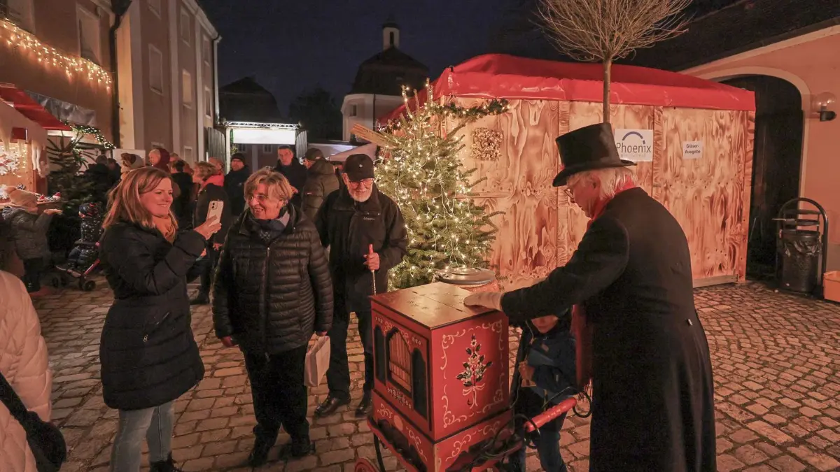 Der Drehorgelmann war ein beliebtes Fotomotiv.
Kloster Wiblingen: Weihnachtsdorf Wiblingen 2023