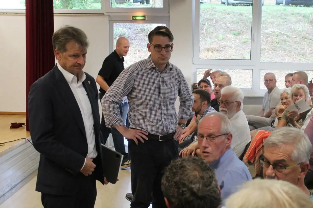 Treffen sich heute zu einem Gespräch, in dem auch die geplante Flüchtlingsunterkunft im ehemaligen „Lamm“ in Killer ein Thema sein soll: Landrat Günther-Martin Pauli (links) und Bürgermeister Davide Licht (neben ihm im karierten Hemd).