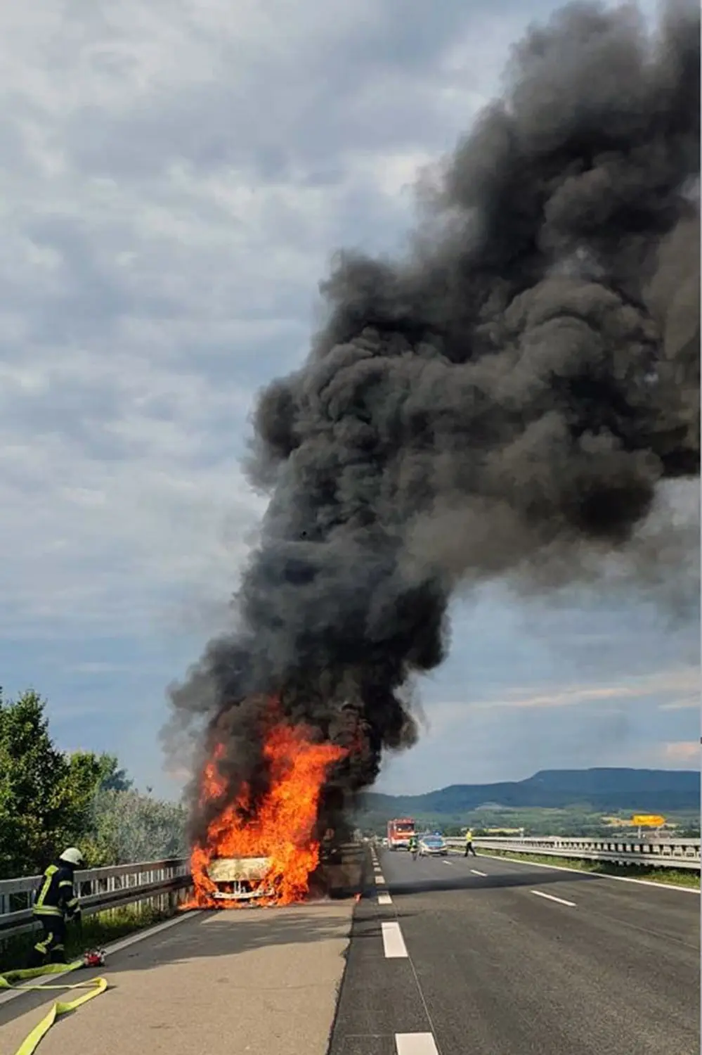Weithin sichtbar war am Dienstagabend die meterhohe schwarze Rauchsäule des brennenden Kebap-Lasters auf der B 27.